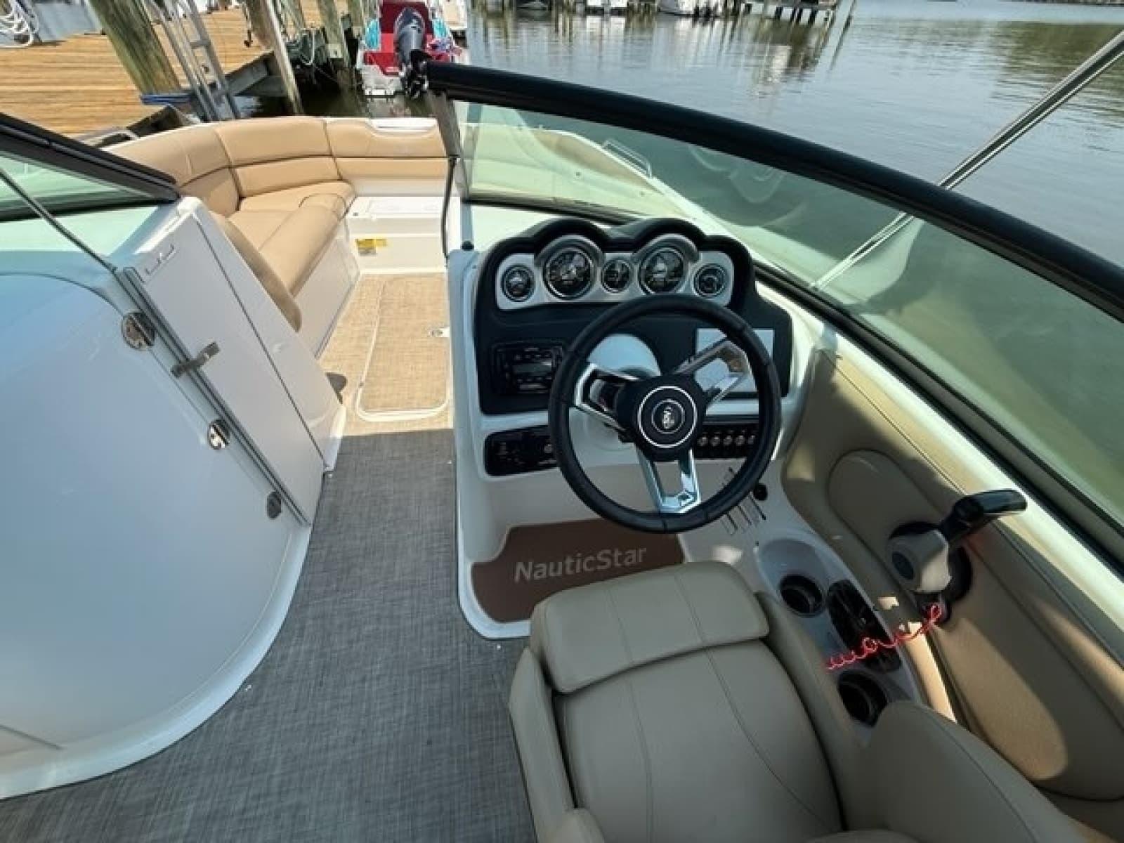 2019 NauticStar 243 DC - Photo 10