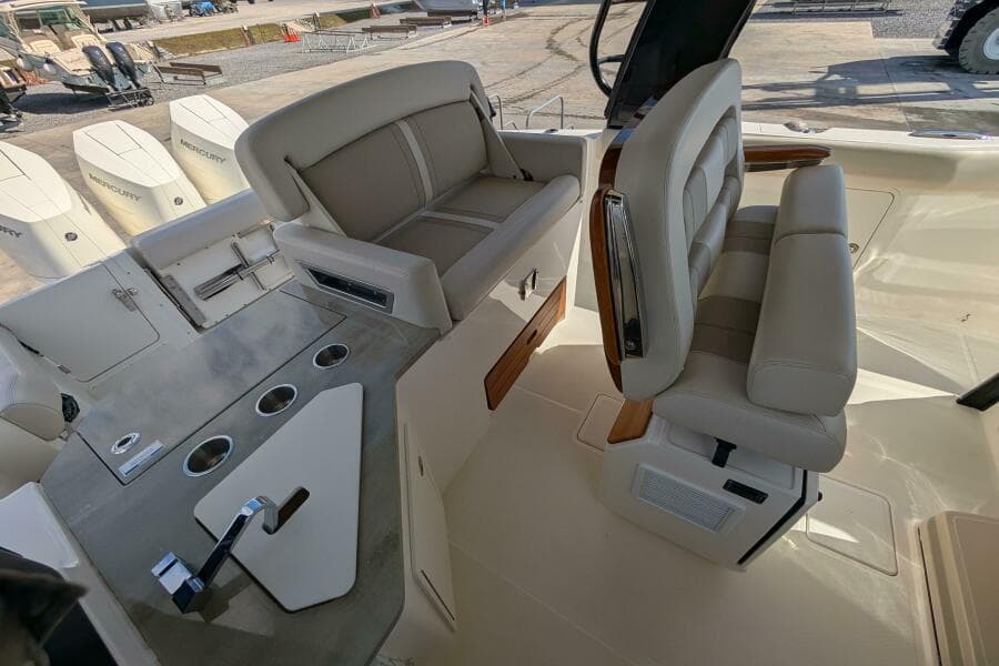 2024 Boston Whaler 350 Realm