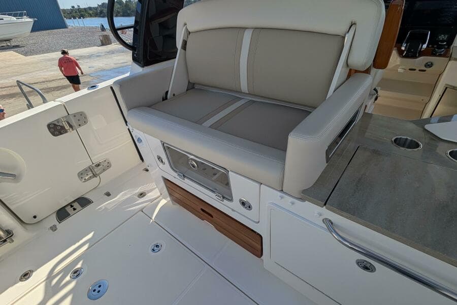 2024 Boston Whaler 350 Realm