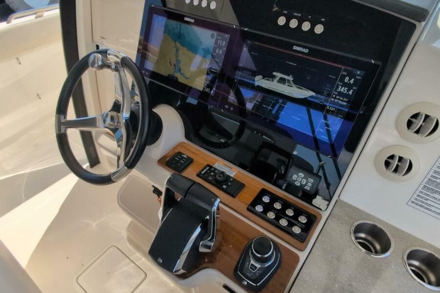 2024 Boston Whaler 350 Realm