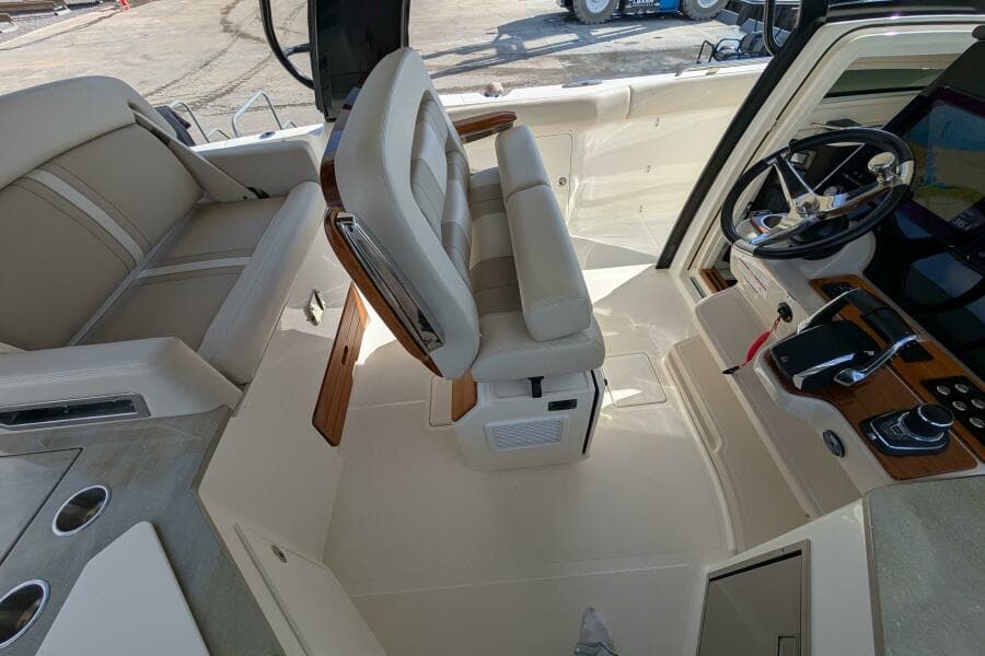 2024 Boston Whaler 350 Realm