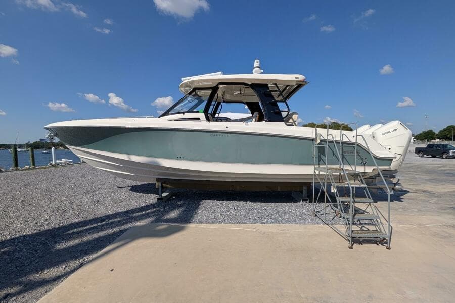 2024 Boston Whaler 350 Realm