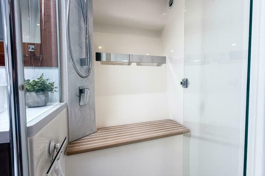 2021 Riviera 5400 Sport Yacht Platinum Edition