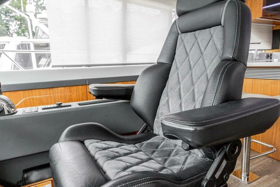 2021 Riviera 5400 Sport Yacht Platinum Edition