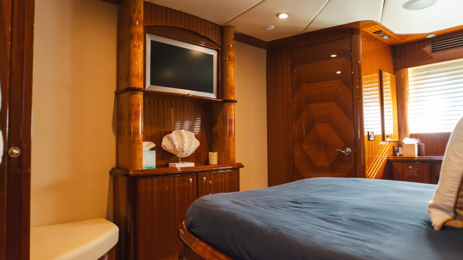 2012 McKinna 69 Skylounge