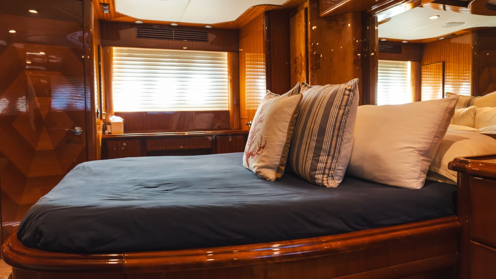 2012 McKinna 69 Skylounge