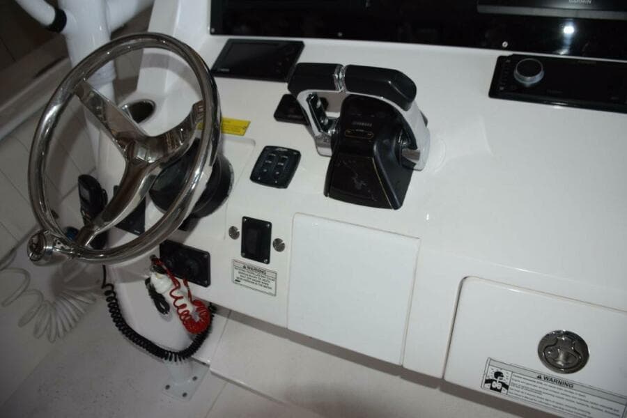  Tiltable Helm Wheel Yamaha Control Binnacle And Digital Engine Display, Bow Thruster And Trim Tab Controls.