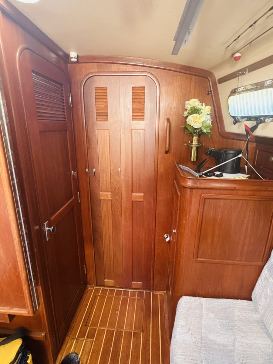 1995 Island Packet 37