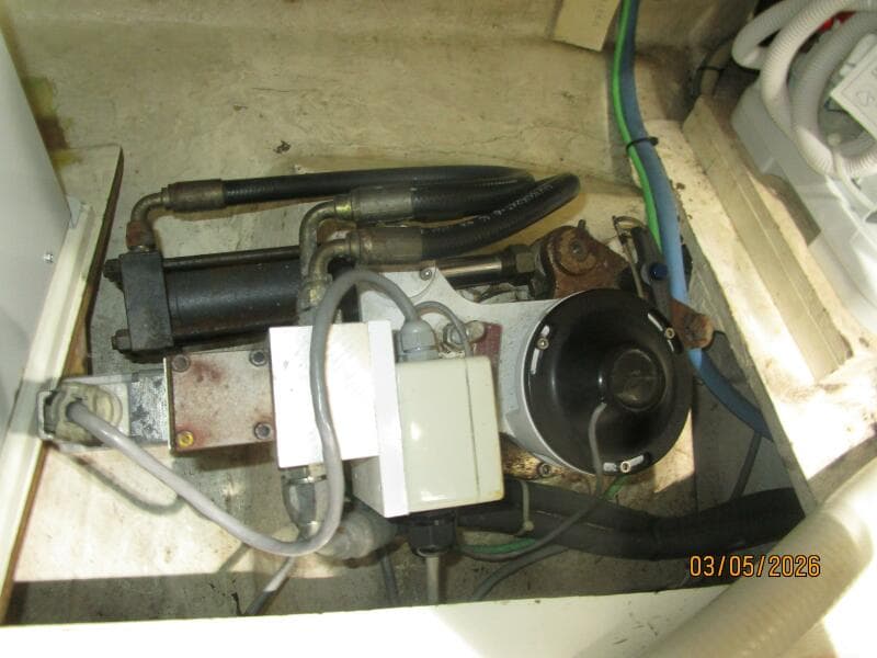 42' Grand Banks starboard stabilizer head