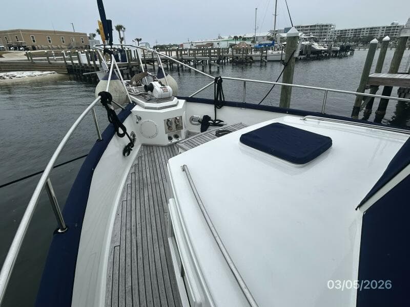 42' Grand Banks foredeck2