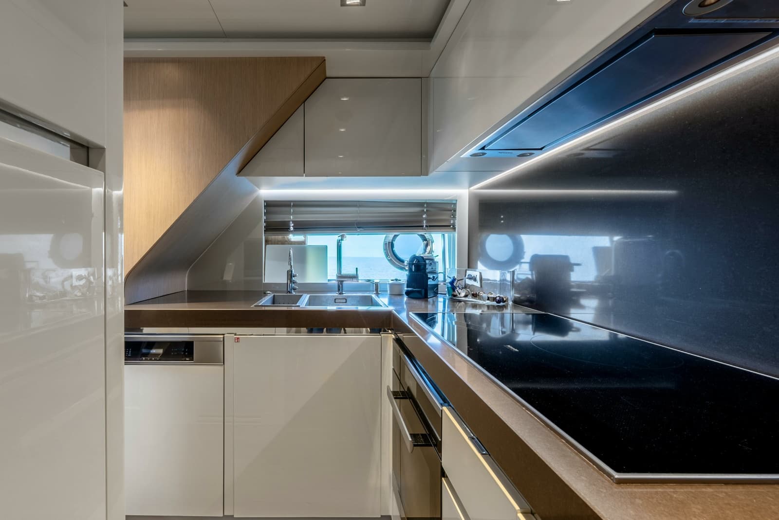 2018 Dominator Yachts Dominator Ilumen - Photo 39