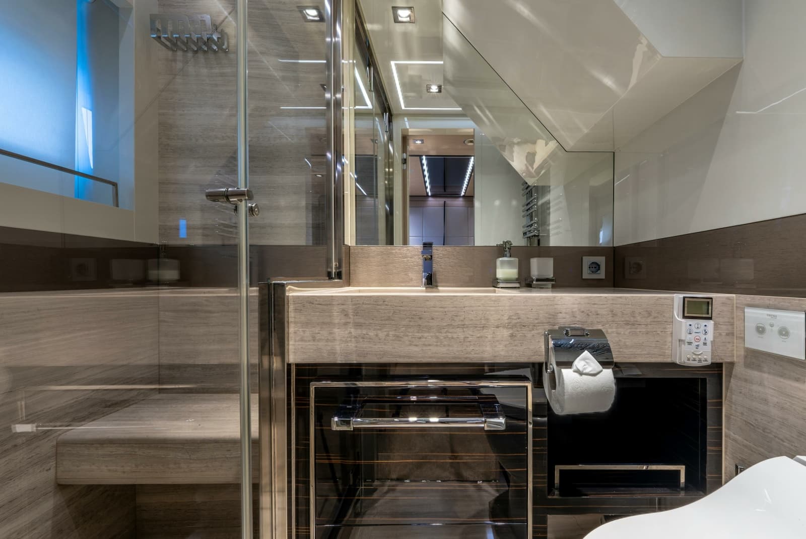 2018 Dominator Yachts Dominator Ilumen - Photo 27