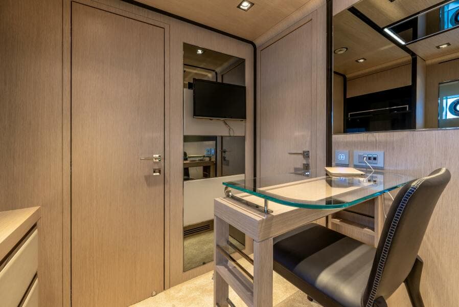 2018 Dominator Yachts Dominator Ilumen