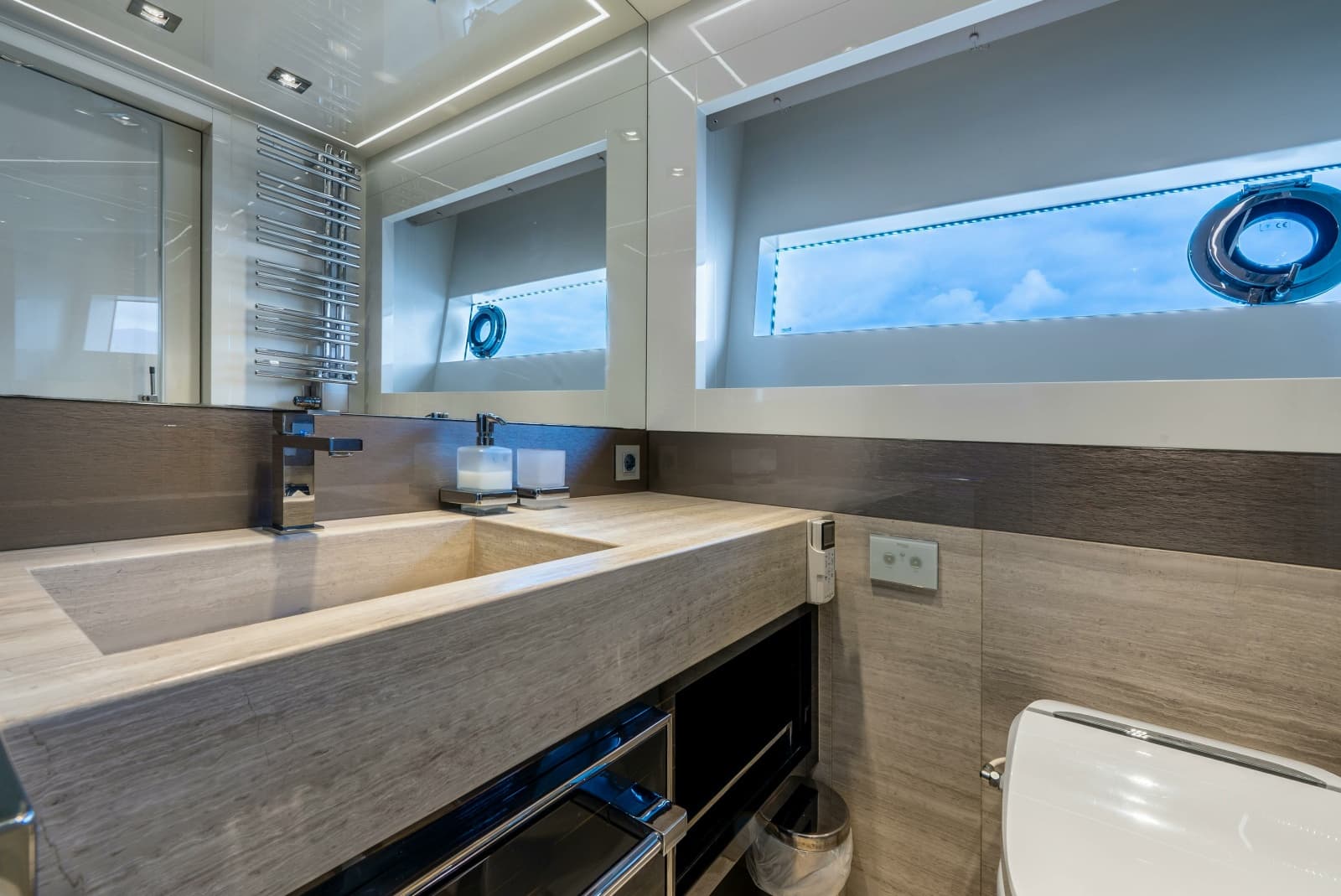 2018 Dominator Yachts Dominator Ilumen - Photo 17