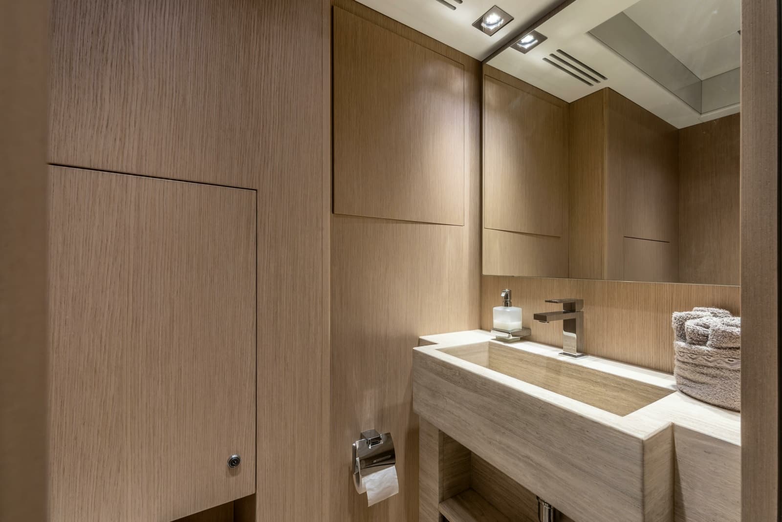 2018 Dominator Yachts Dominator Ilumen - Photo 24