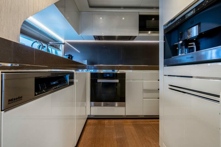 2018 Dominator Yachts Dominator Ilumen