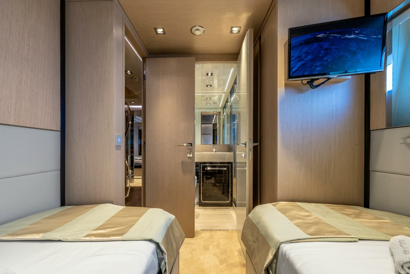 2018 Dominator Yachts Dominator Ilumen - Photo 23