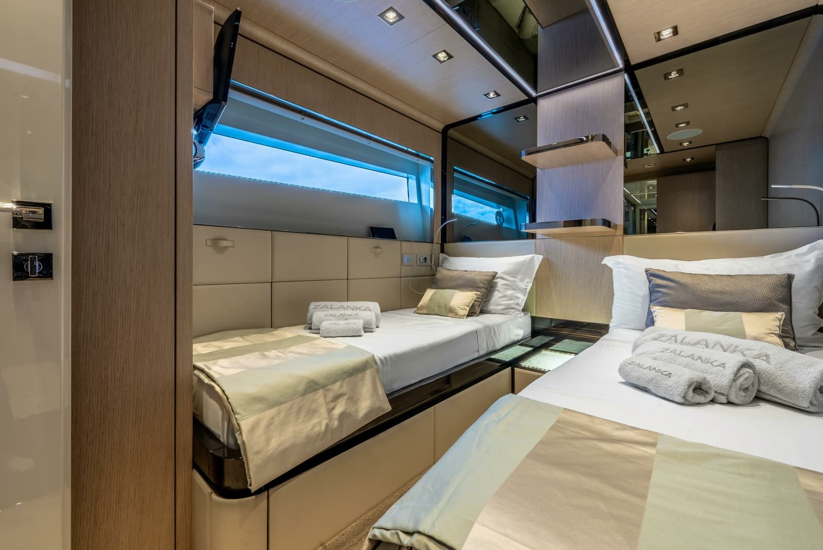 2018 Dominator Yachts Dominator Ilumen - Photo 22