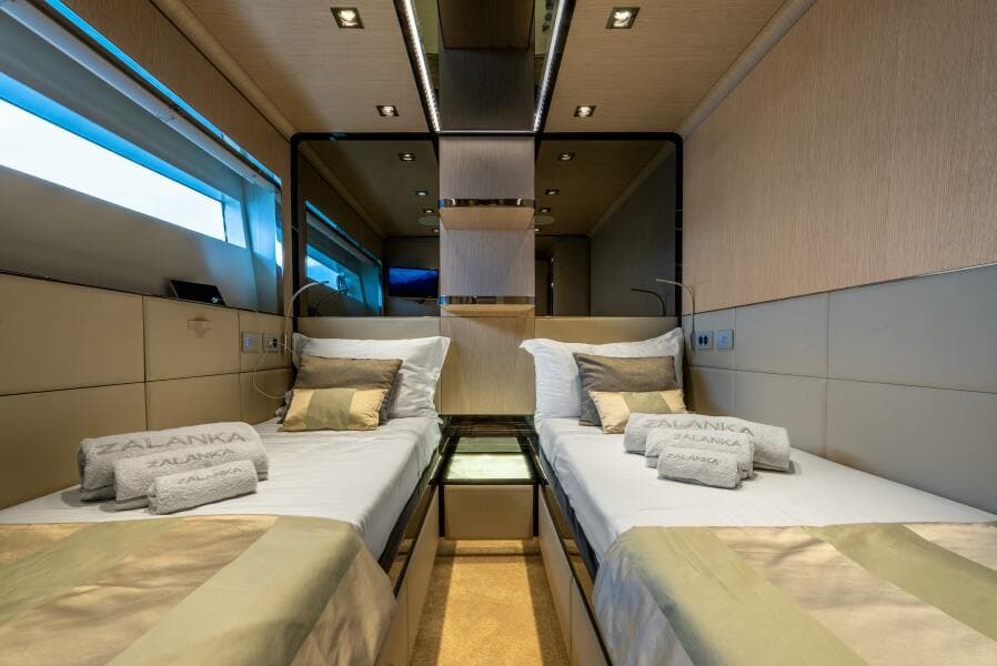 2018 Dominator Yachts Dominator Ilumen