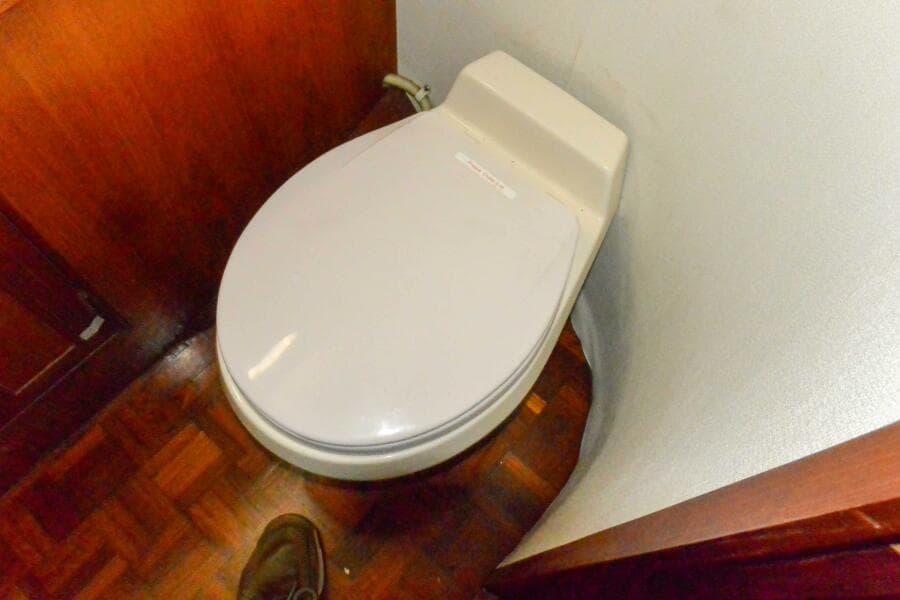 Guest staterooms shared head 