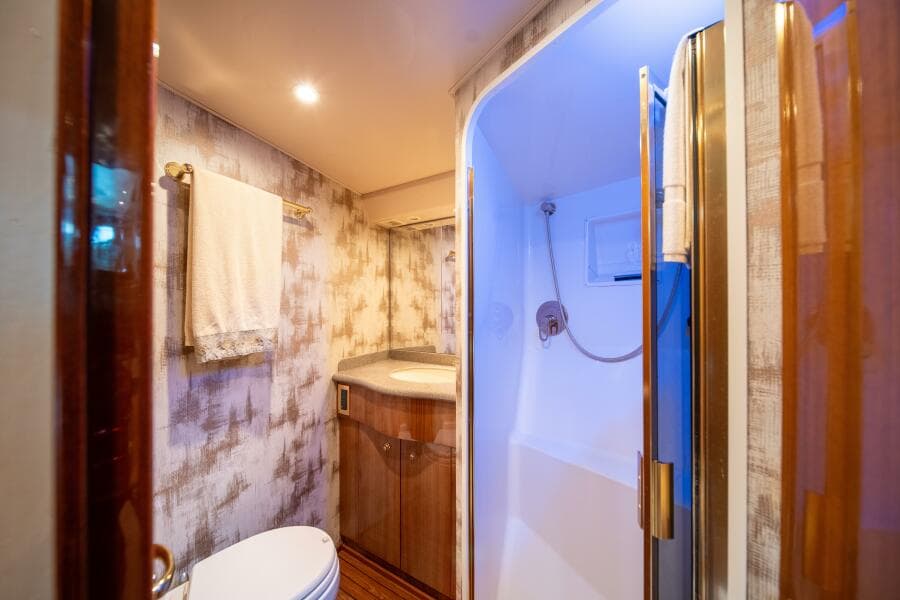 2006 Viking 52 Convertible