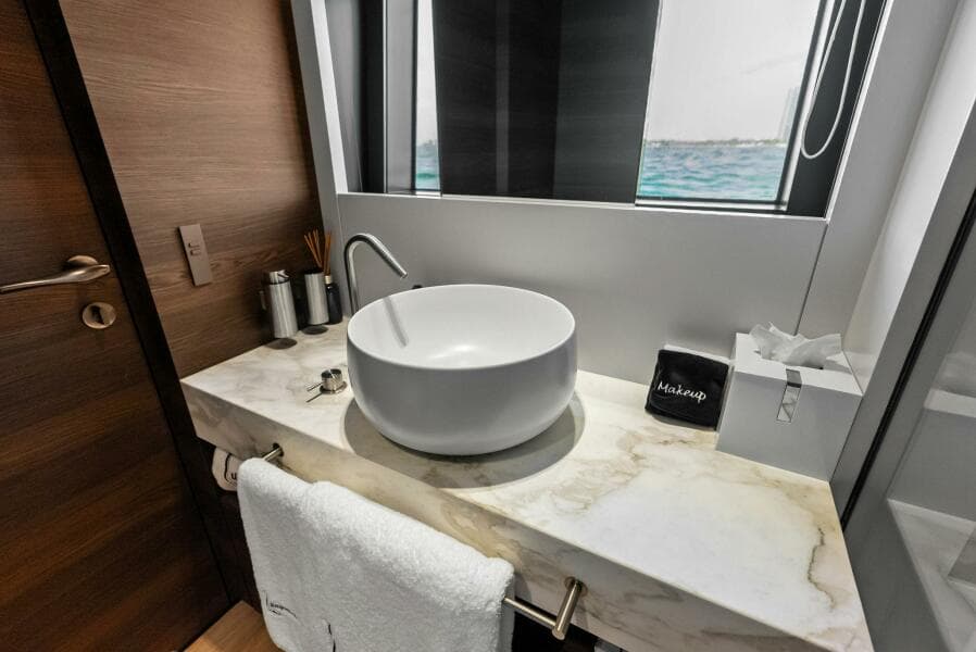 2023 Custom Line 33 Navetta