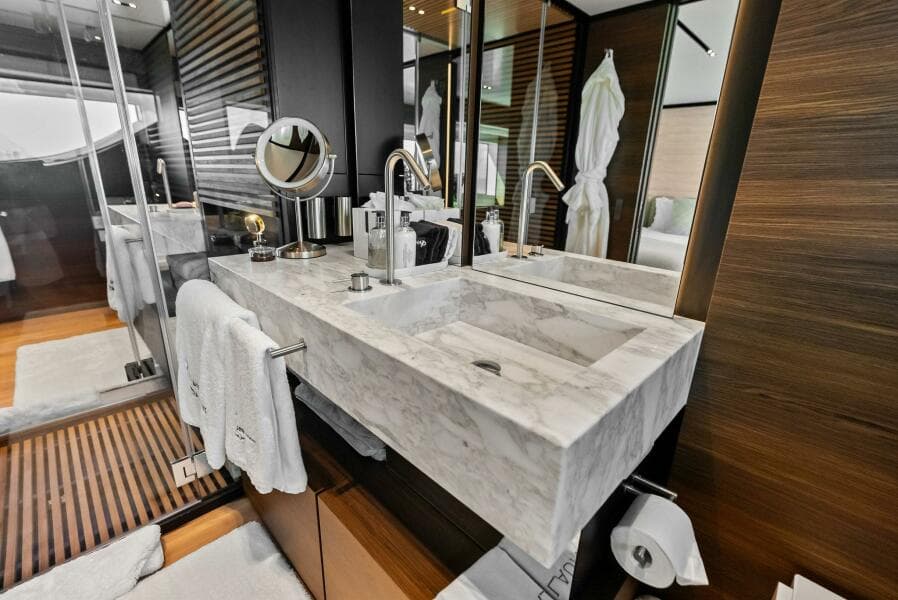 2023 Custom Line 33 Navetta