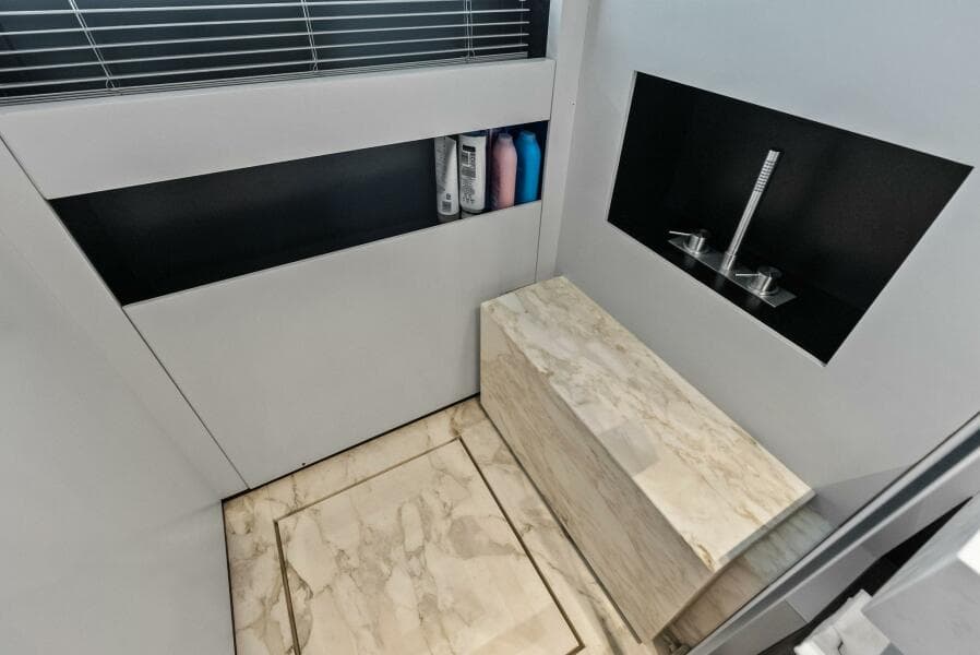 2023 Custom Line 33 Navetta