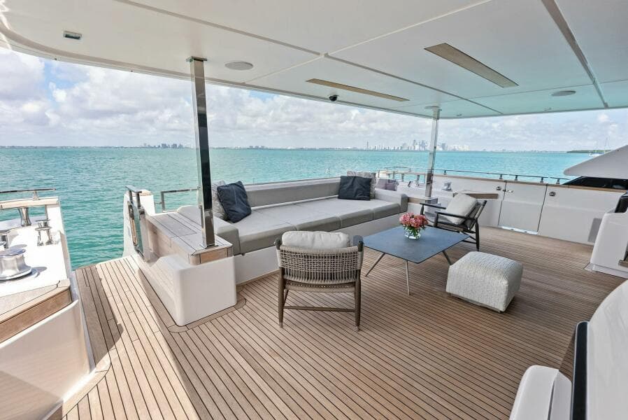 2023 Custom Line 33 Navetta