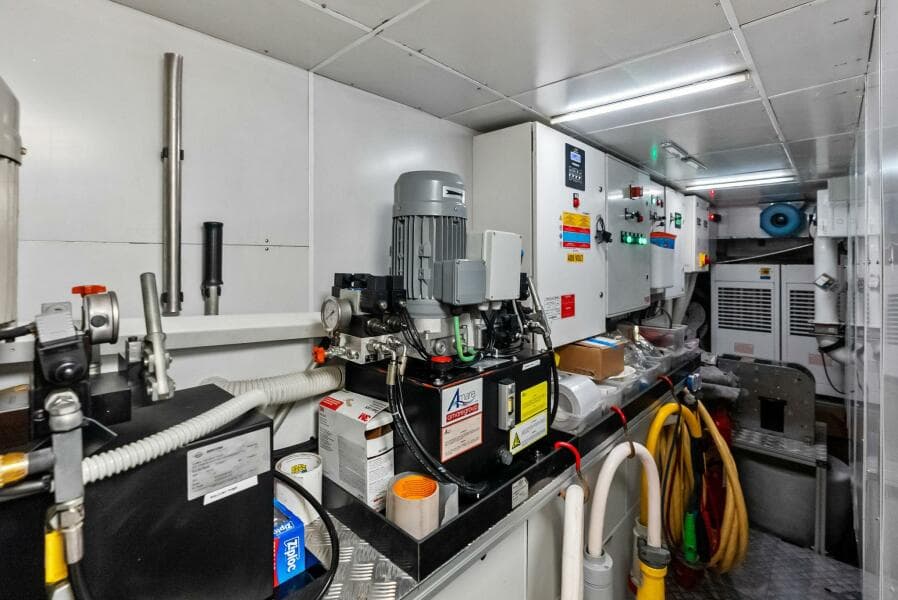 2023 Custom Line 33 Navetta