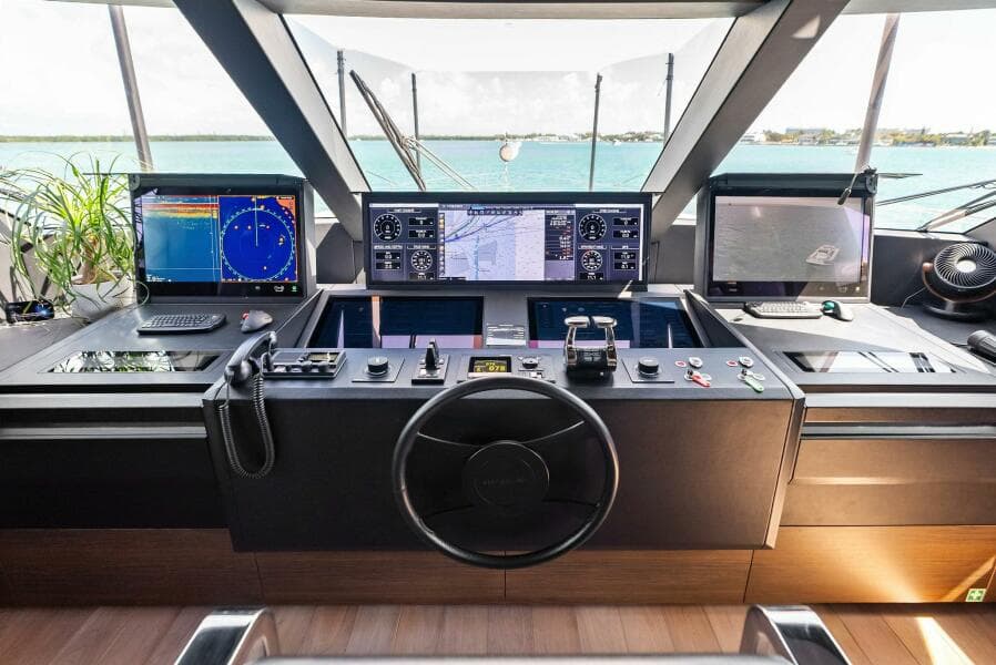 2023 Custom Line 33 Navetta