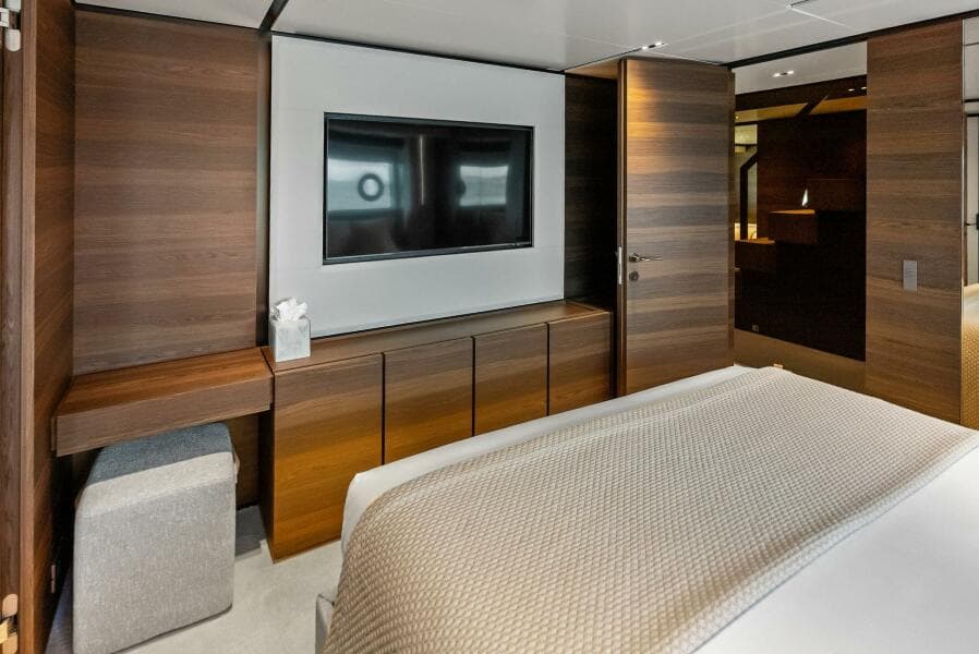 2023 Custom Line 33 Navetta