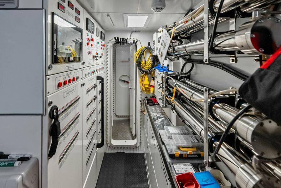 2023 Custom Line 33 Navetta