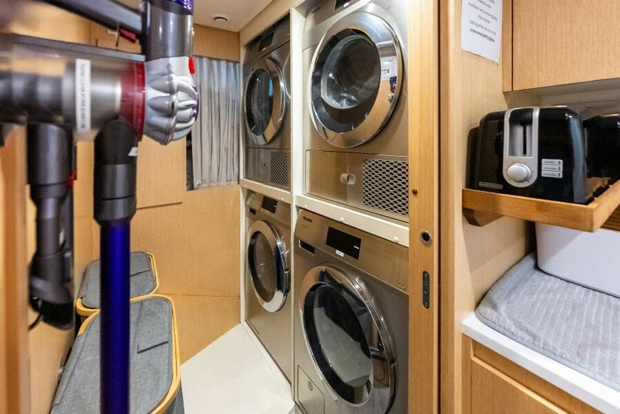 2023 Custom Line 33 Navetta