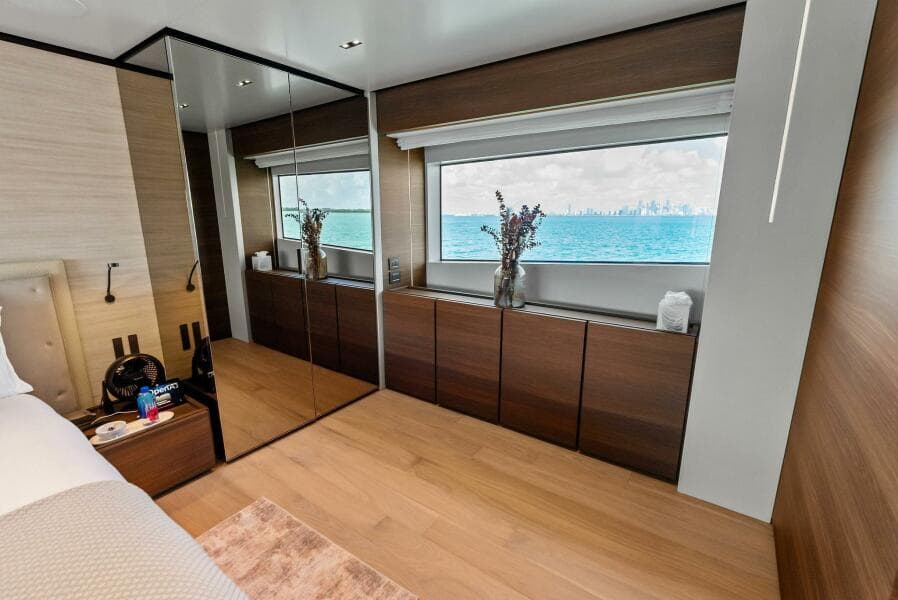 2023 Custom Line 33 Navetta