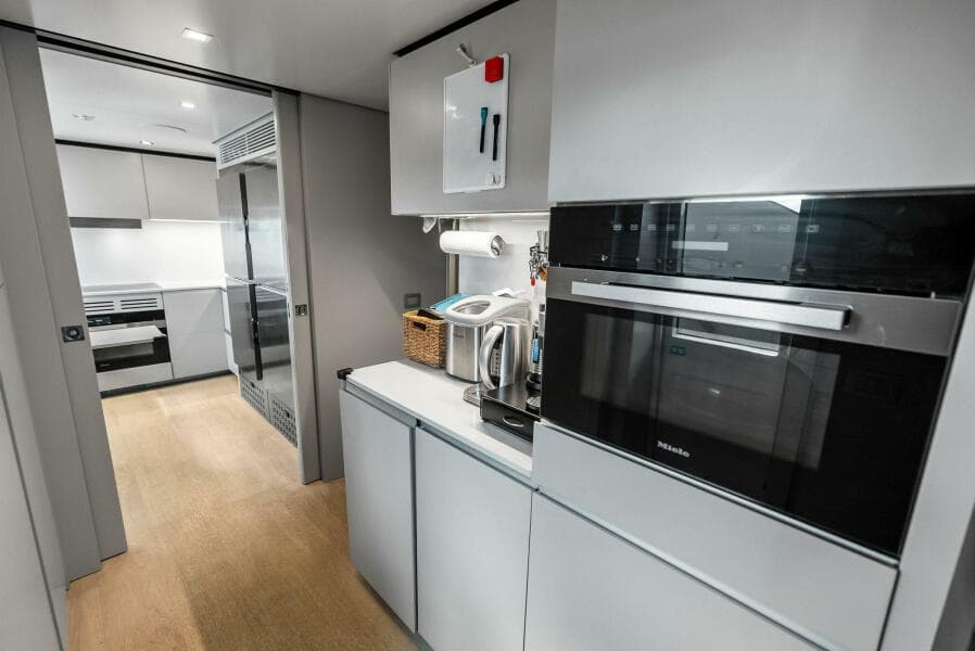 2023 Custom Line 33 Navetta