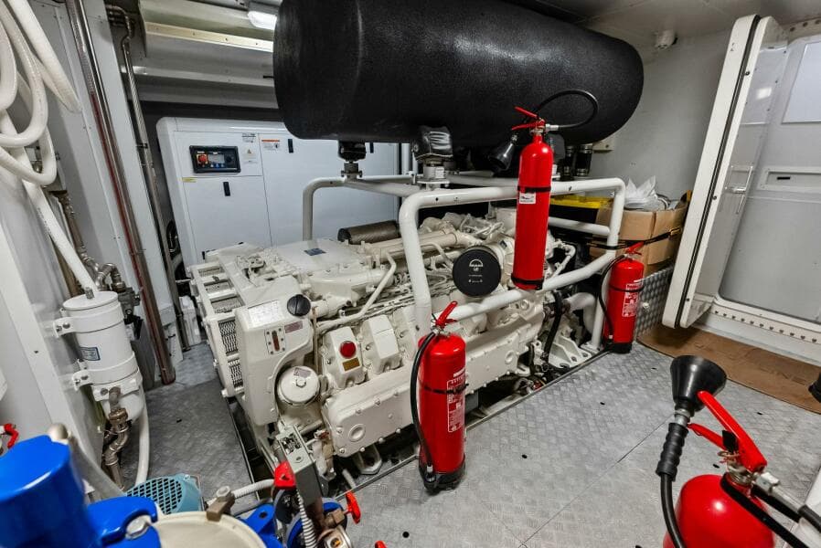 2023 Custom Line 33 Navetta