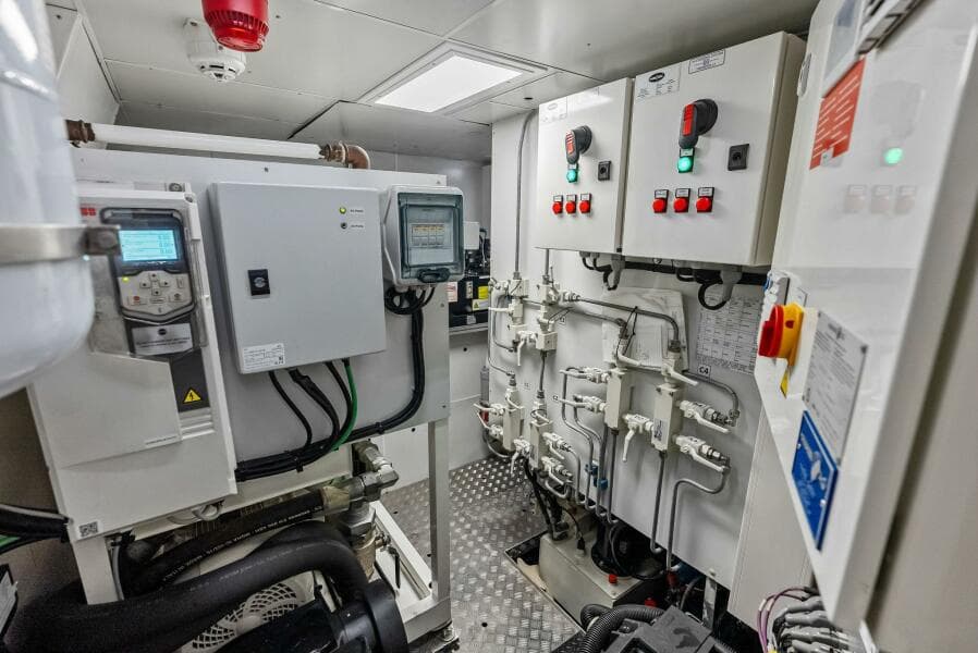 2023 Custom Line 33 Navetta