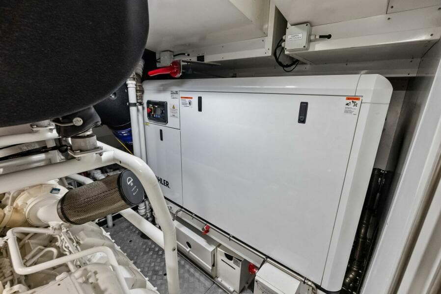 2023 Custom Line 33 Navetta