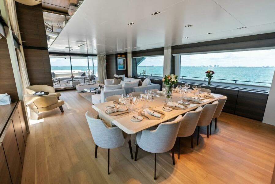 2023 Custom Line 33 Navetta