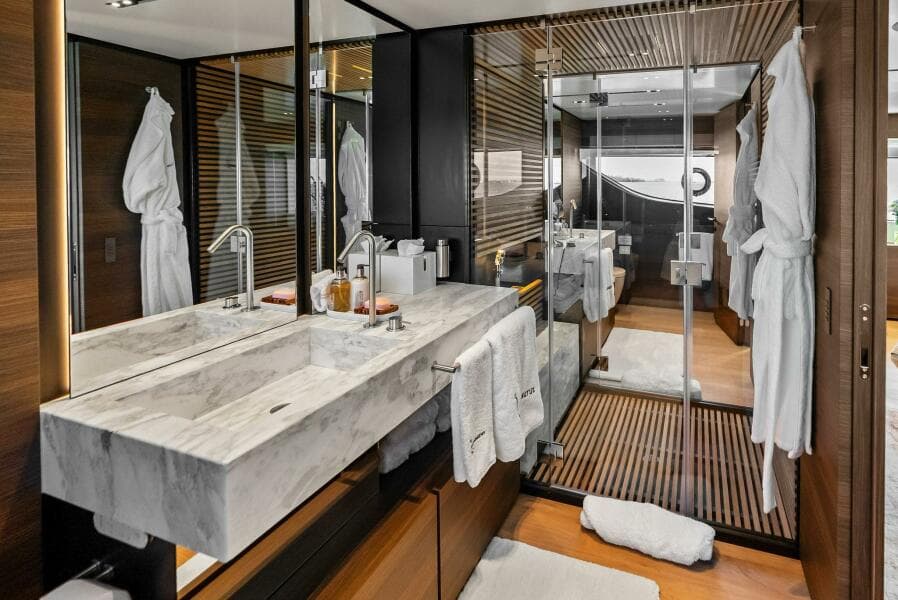 2023 Custom Line 33 Navetta