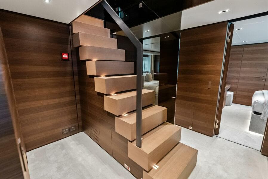 2023 Custom Line 33 Navetta