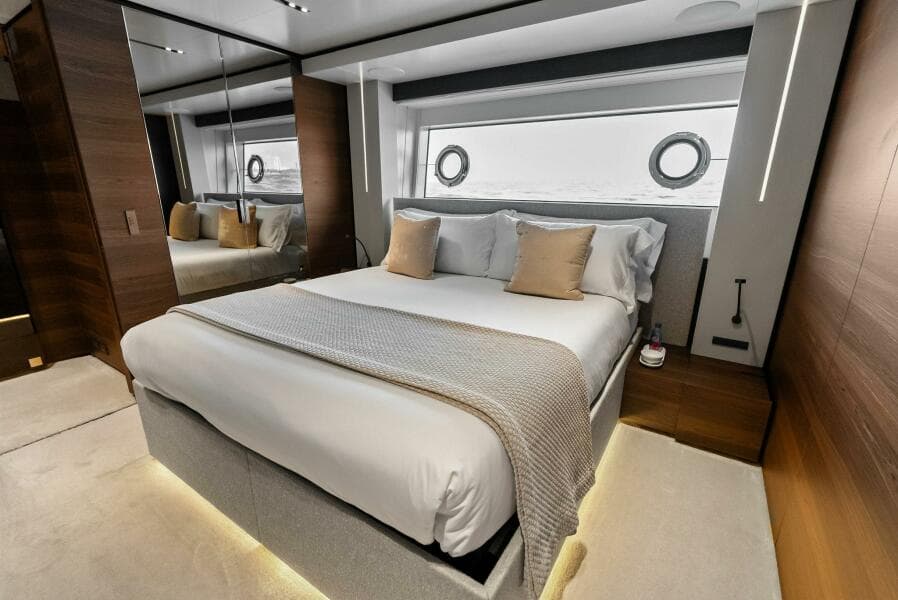 2023 Custom Line 33 Navetta