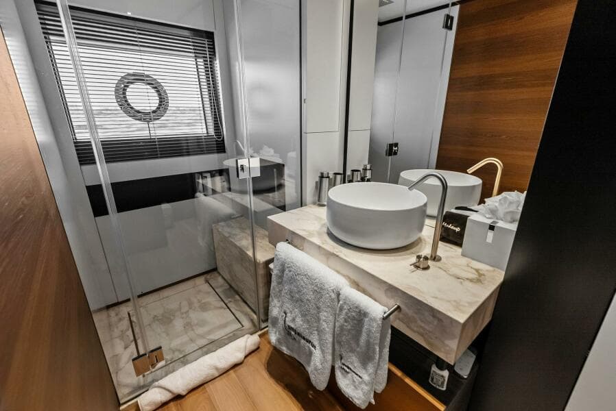 2023 Custom Line 33 Navetta