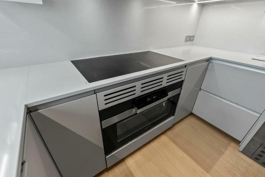 2023 Custom Line 33 Navetta