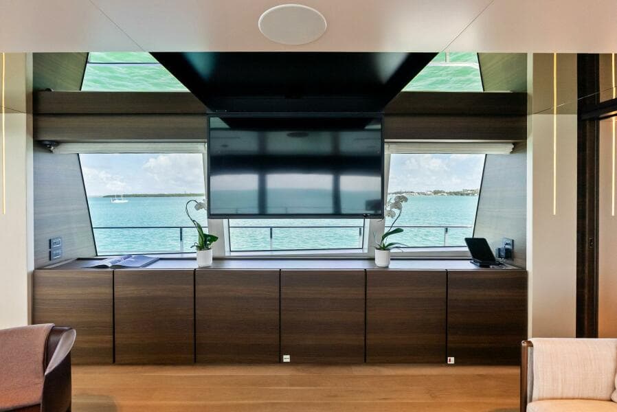 2023 Custom Line 33 Navetta