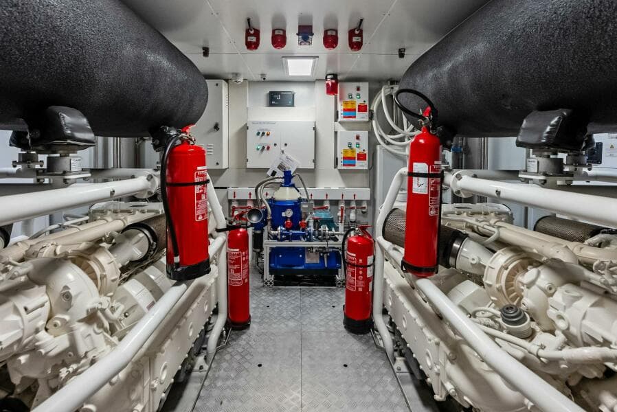 2023 Custom Line 33 Navetta