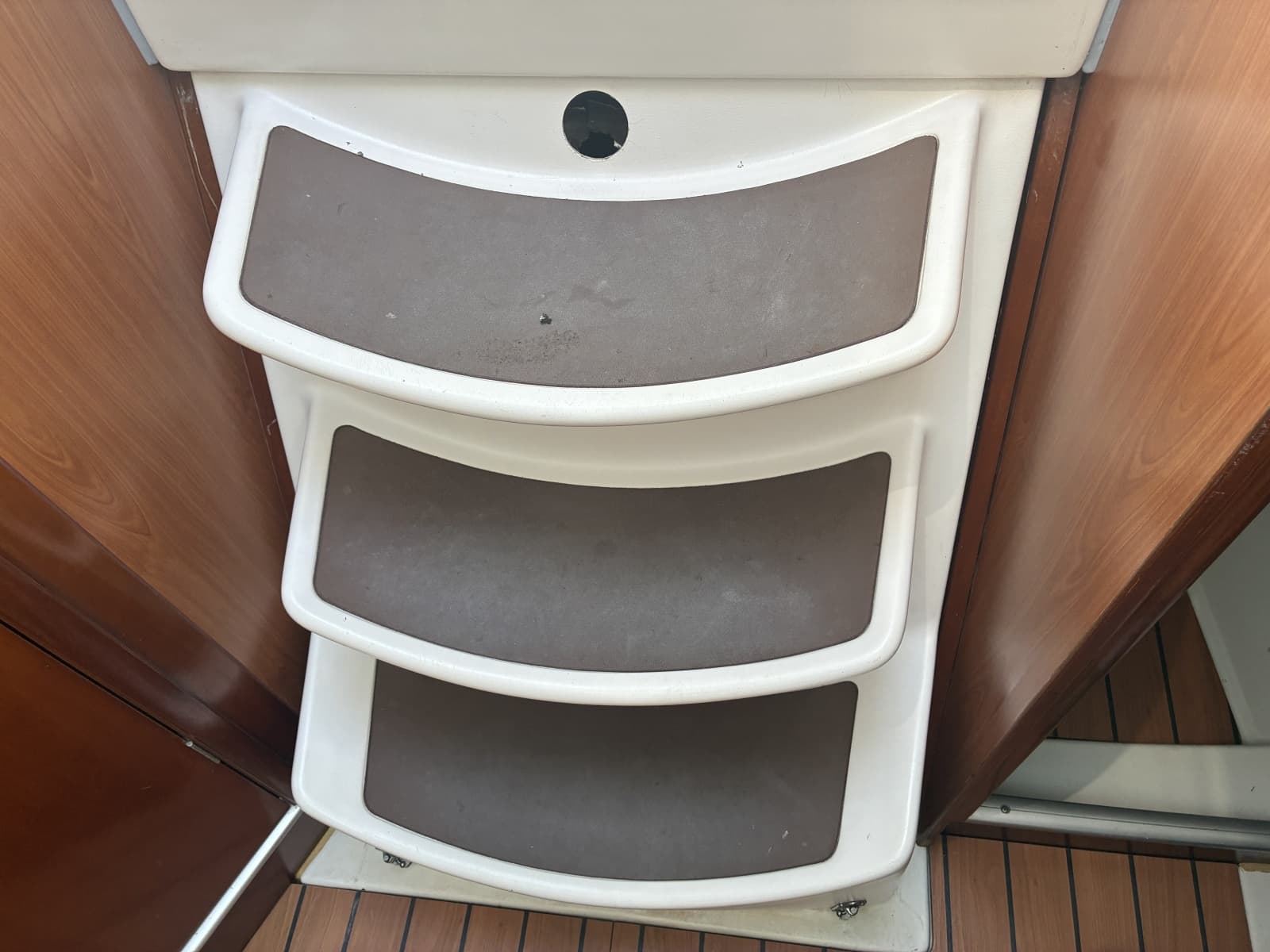 2003 Beneteau Oceanis 311 - Companion way steps