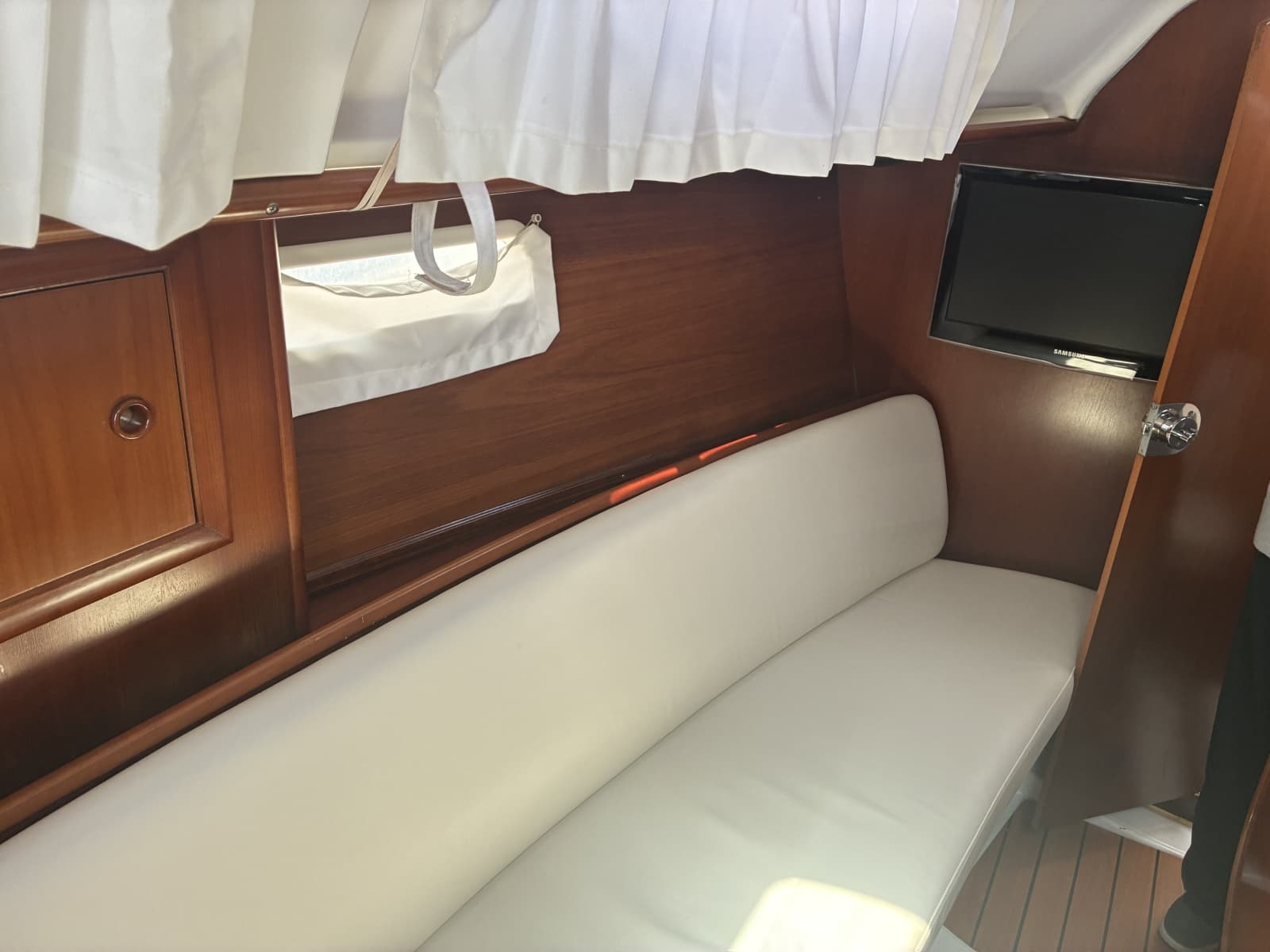 2003 Beneteau Oceanis 311 - Port settee