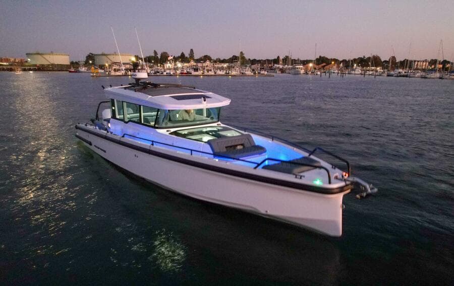 2022 Axopar 37 XC Cross Cabin